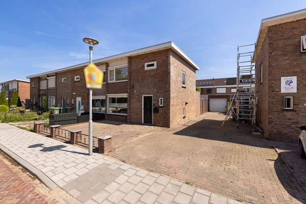 Foto - Te koop: instapklare hoekwoning met oprit en garage!